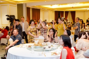 TIỆC THÂN MẬT